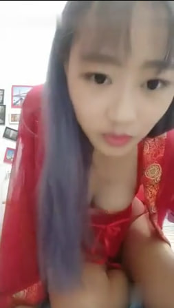 骚货欲求不满！巨乳女主播古装肚兜湿身诱惑 被炮友按在桌上狂插淫叫不停